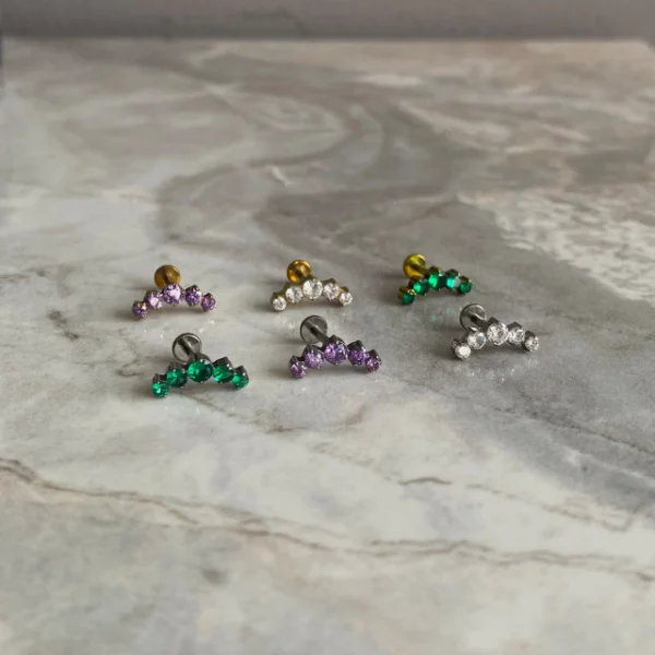 Cluster de cinco circones en titanio, joyería Kalon para piercing de conch