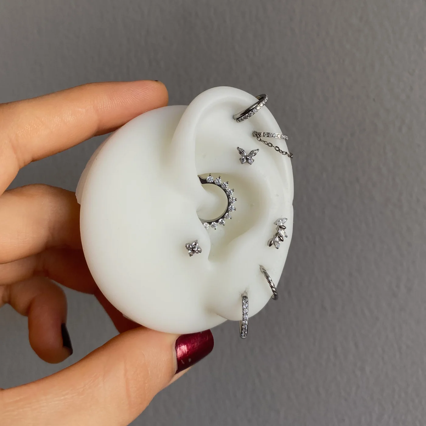Oreja con varios piercings de la colección Kalon