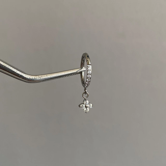 Aro clicker colgante flor titanio - Image 2
