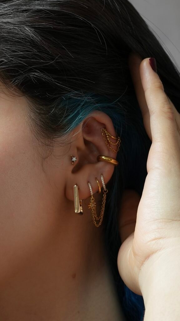Piercing en la oreja con joyas de titanio Kalon