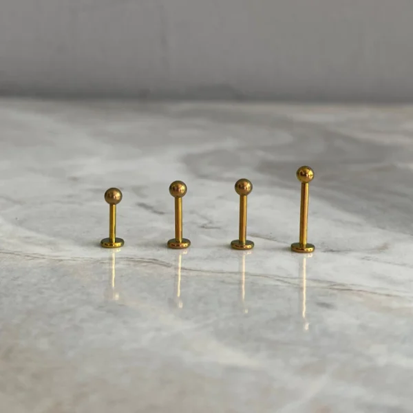 Detalle del acabado en titanio de un labret Kalon