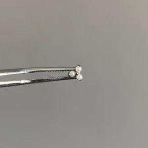 Labret Trinity con perlas en titanio