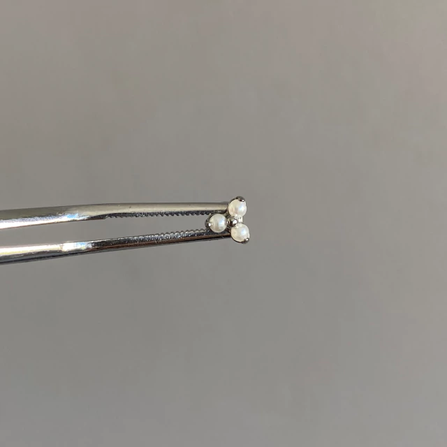 Labret Trinity con perlas en titanio