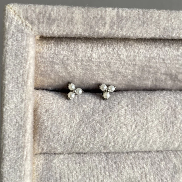 Labret Trinity con perlas en titanio - Image 2