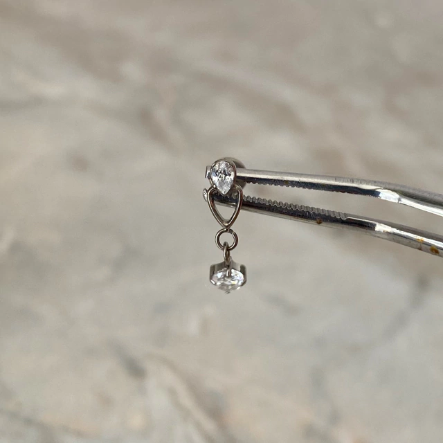 Labret con circón colgante Titanio