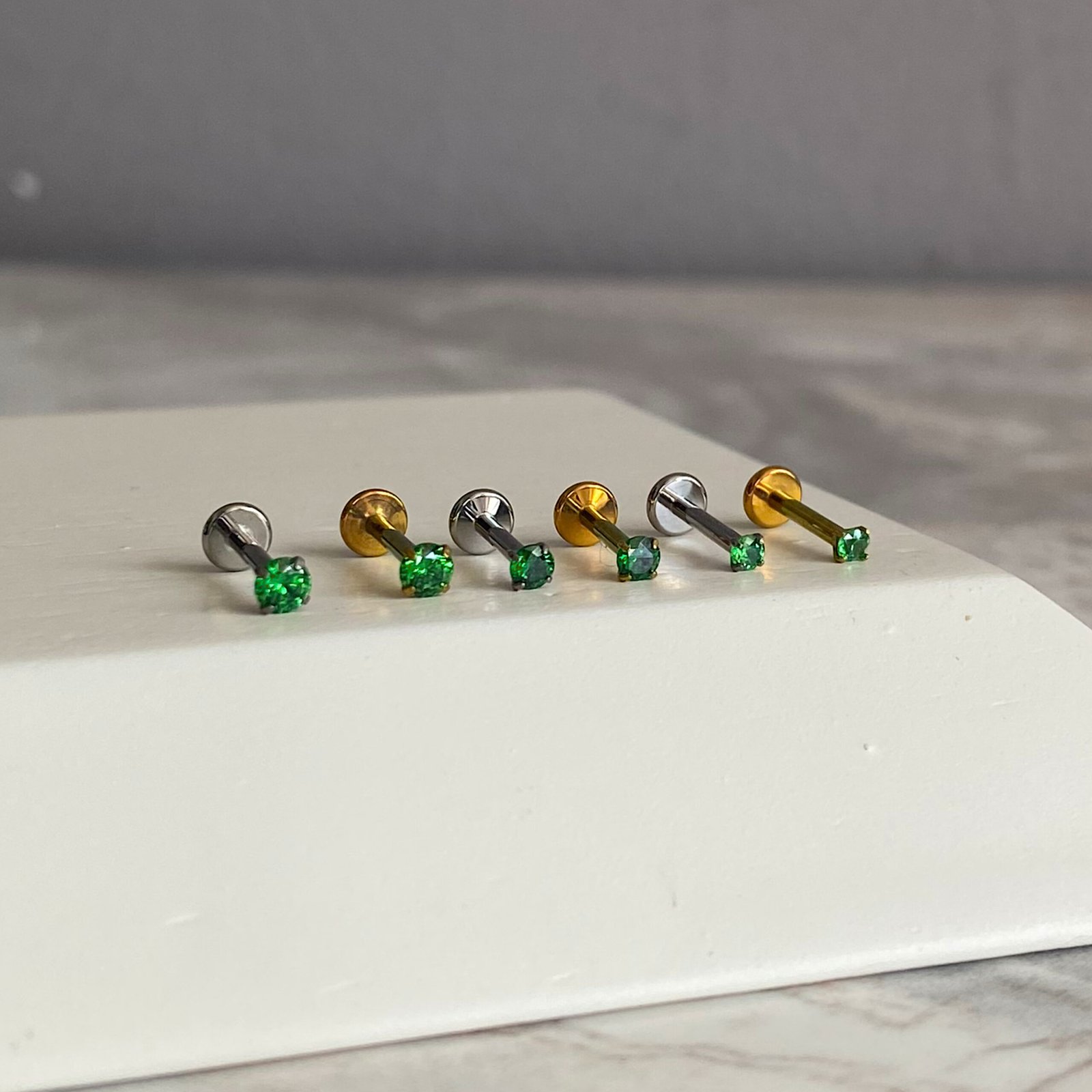 Labret con circón verde Titanio