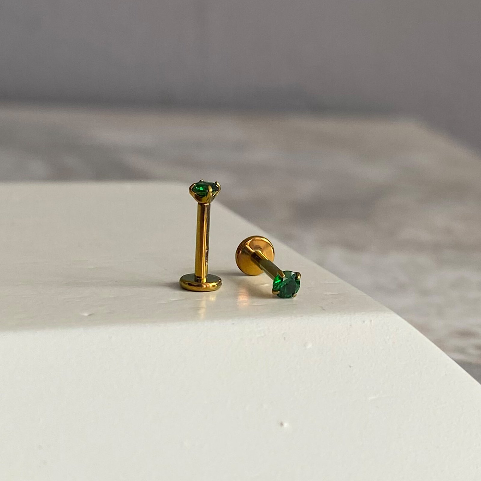 Labret con circón verde Titanio - Image 6