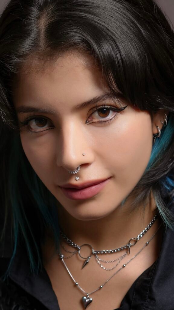 Piercing en el rostro con joyas de titanio Kalon