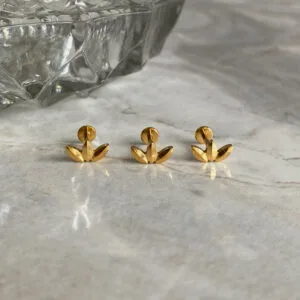 Labret 3 petalos acero, joyería para piercings de Kalon