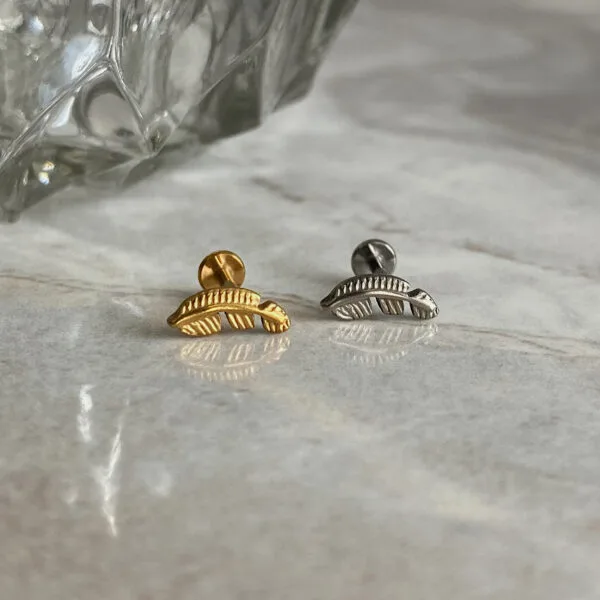 Labret Hoja Titanio, joyería Kalon para piercing de hélix
